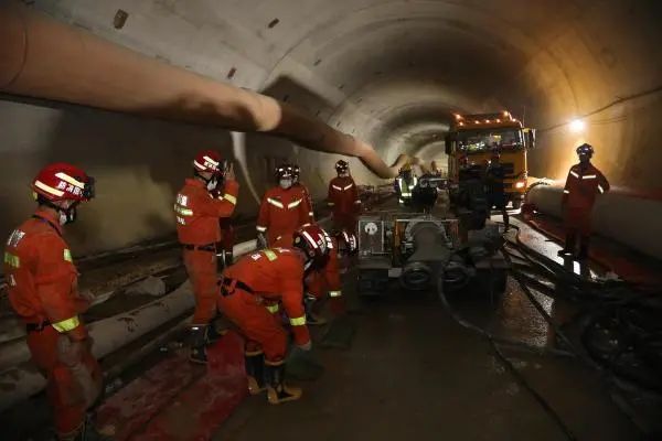 救援人员在隧道连续排水作业