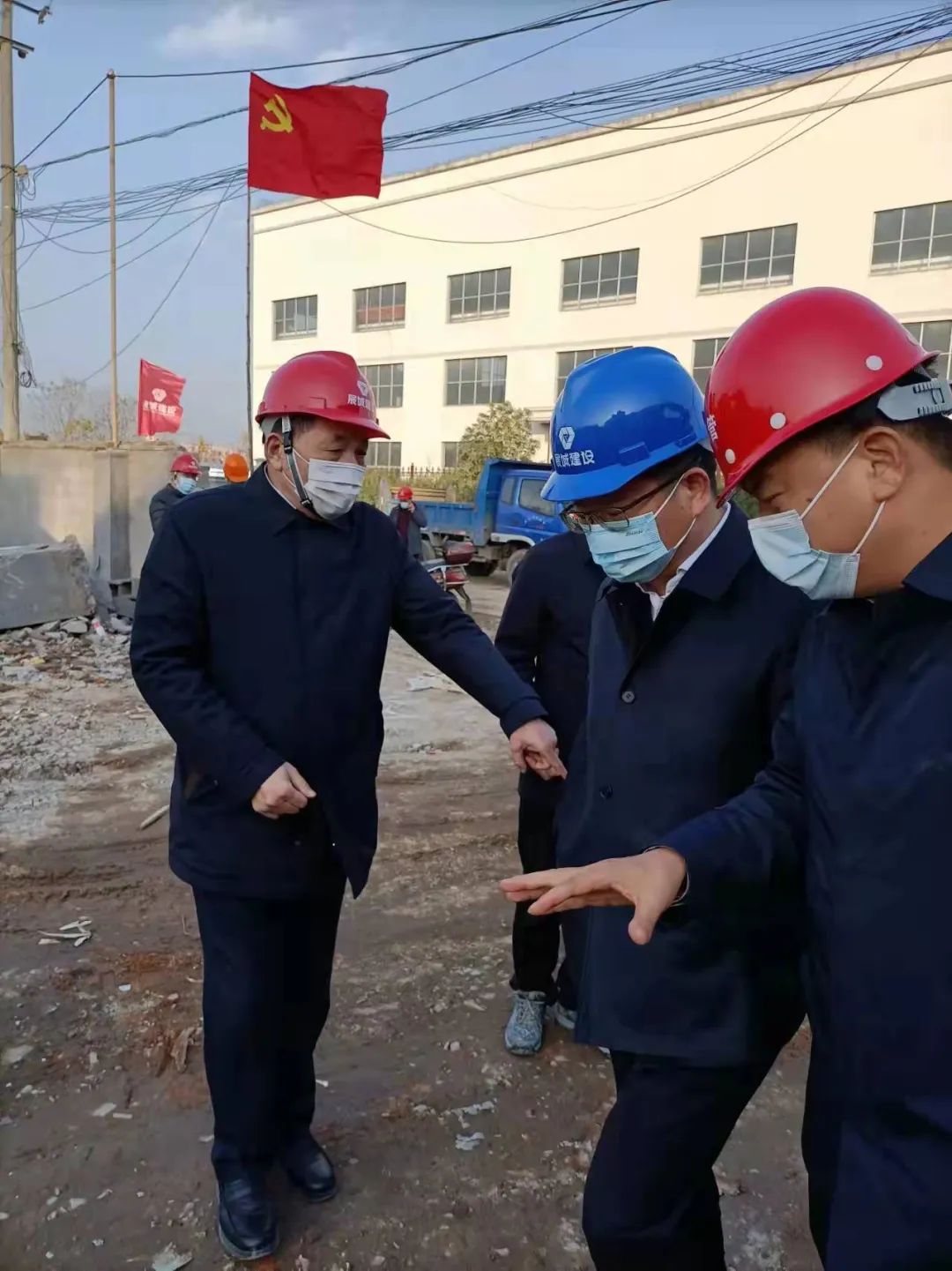 建设现场到处走动查看情况,也已经成为展诚集团董事长王苗夫的"日常"